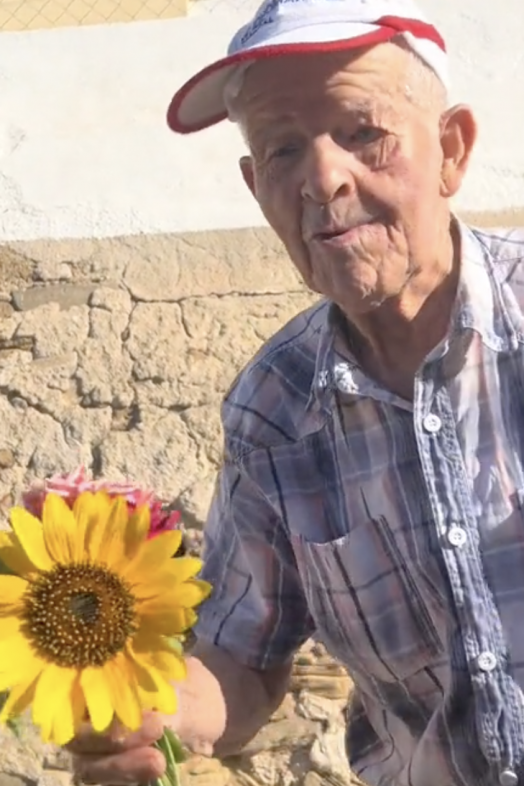 El gesto más lindo que verás hoy: un abuelo despide a su nieta todos los días con un ramo de flores El gesto más lindo que verás hoy: un abuelo despide a su nieta todos los días con un ramo de flores