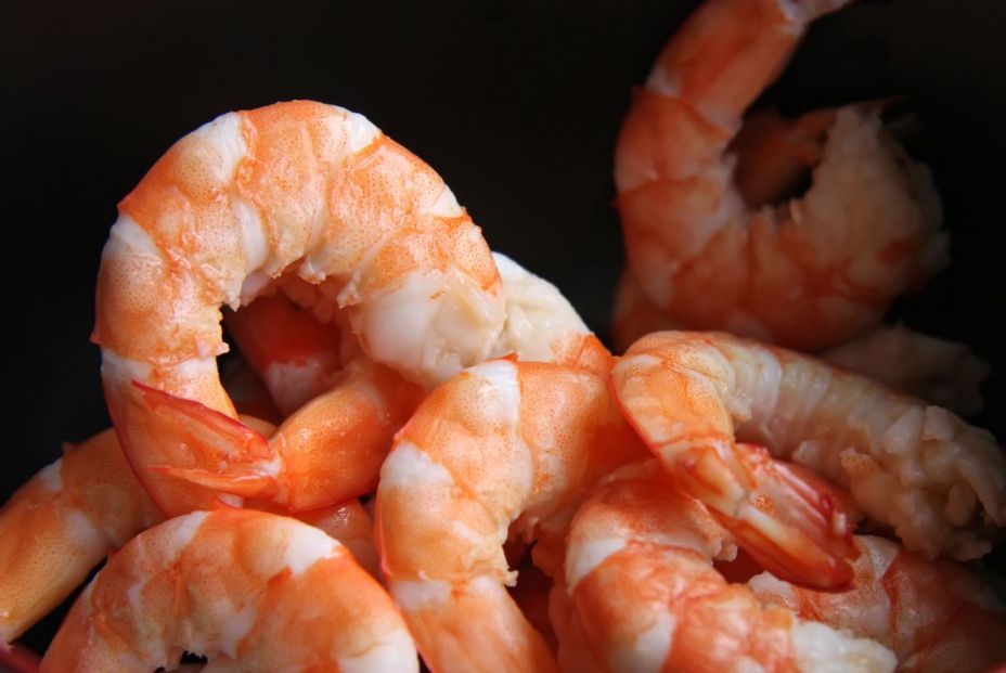 El truco definitivo para pelar gambas sin mancharte las manos. Fuente: BigStock