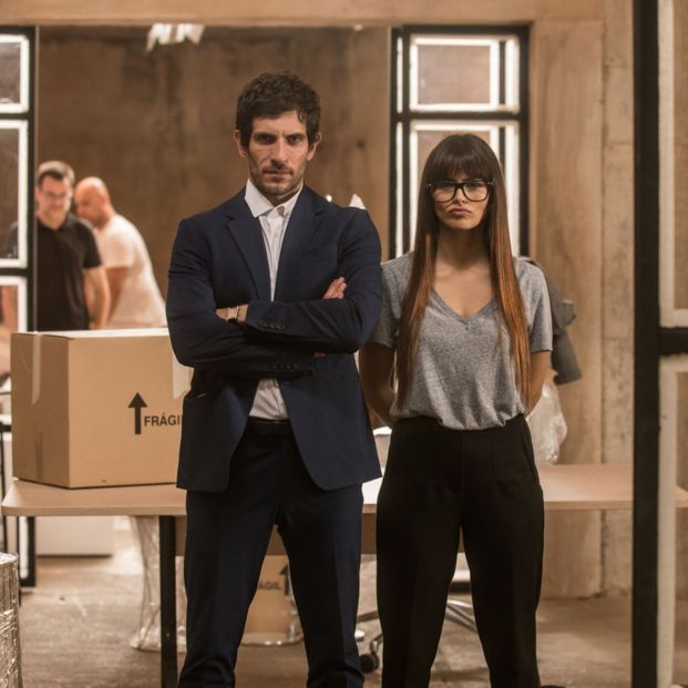 Quim Gutiérrez y Sara Sálamo en 'Al otro barrio'. Fuente: Zeta Studios Quim Gutiérrez y Sara Sálamo en 'Al otro barrio'. Fuente: Zeta Studios