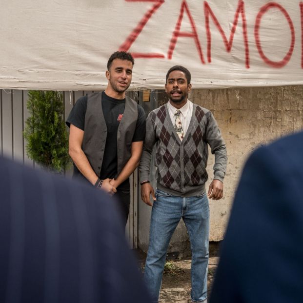 Hamza Zaidi y Javier Herrera en 'Al otro barrio'. Fuente: Zeta Studios Hamza Zaidi y Javier Herrera en 'Al otro barrio'. Fuente: Zeta Studios