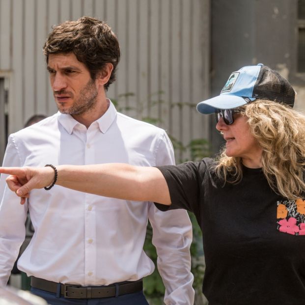 Quim Gutiérrez y Mar Olid durante el rodaje de 'Al otro barrio'. Fuente: Zeta Studios Quim Gutiérrez y Mar Olid durante el rodaje de 'Al otro barrio'. Fuente: Zeta Studios