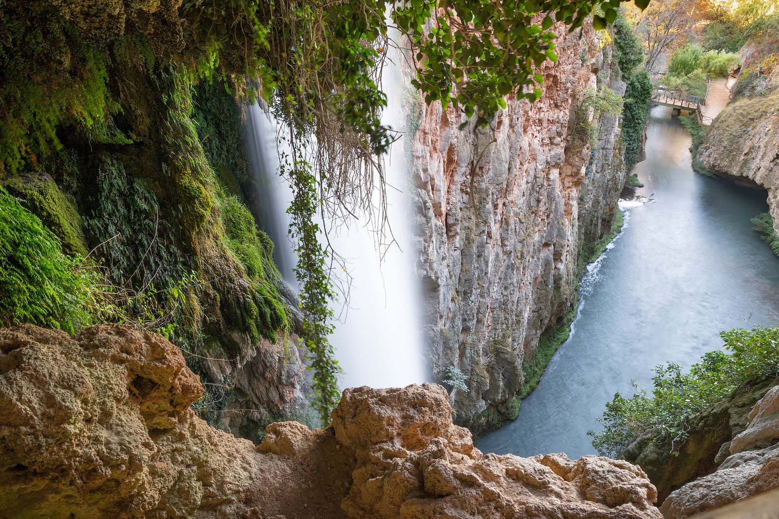 Ruta por las cascadas más bonitas y únicas de nuestro país. Cola de Caballo Monasterio de Piedra Foto: Bigstock