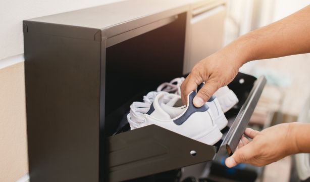 El truco para organizar los zapatos de forma elegante y sin ocupar apenas espacio