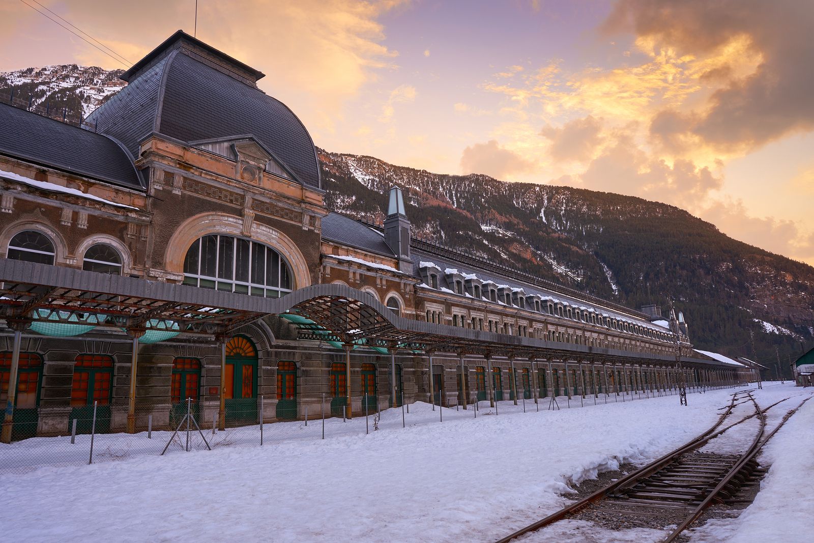 Las estaciones de tren más bonitas de España; Estación de Canfranc