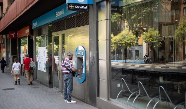 Pago de las pensiones en diciembre de 2024: ¿qué día se cobra la pensión en Banco Sabadell?. Foto: EuropaPress