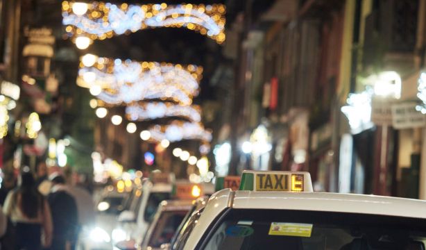 La iniciativa 'Taxi Luz' vuelve a llevar a mayores de residencias a ver las luces de Navidad (Europa Press)
