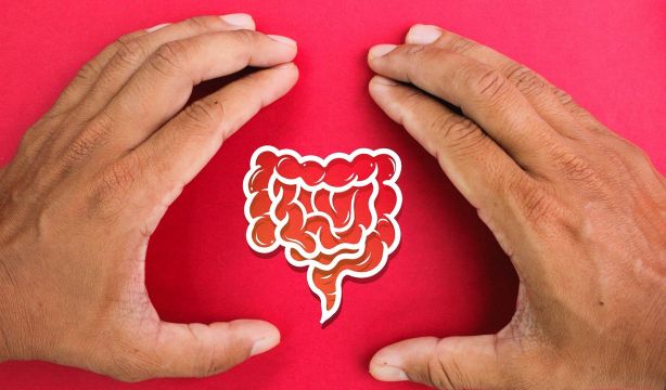 Comer tarde y vivir con estrés dispara el riesgo de problemas intestinales