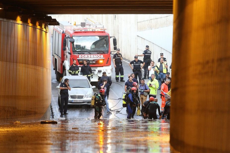 Rescate del cuerpo sin vida del conductor atrapado en un túnel de la capital de Almería