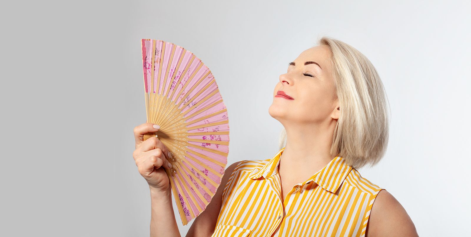 Una mujer de mediana edad combatiendo los sofocos. Bigstock Una mujer de mediana edad combatiendo los sofocos. Bigstock