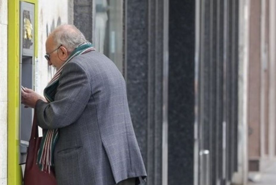 Edadismo financiero: ¿puede denegarte tu banco una tarjeta de crédito por ser mayor?. Foto:europapress 