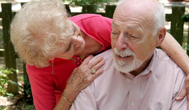 Las mujeres mayores cuidadoras con enfermedades crónicas tienen peor salud mental que los hombres