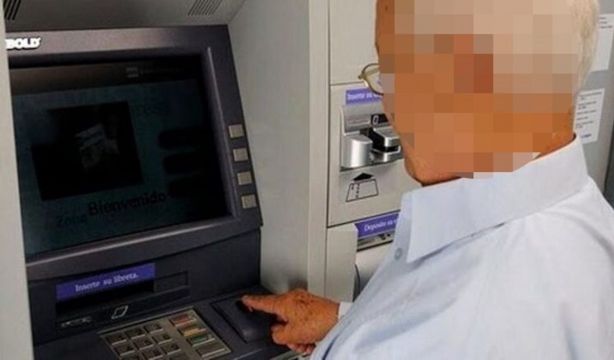 Cuidado: la Policía alerta de una nueva estafa a personas mayores en los cajeros