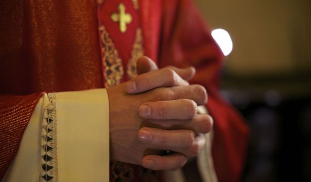 Aumentan las personas que van a misa en España mientras descienden las bodas por la Iglesia