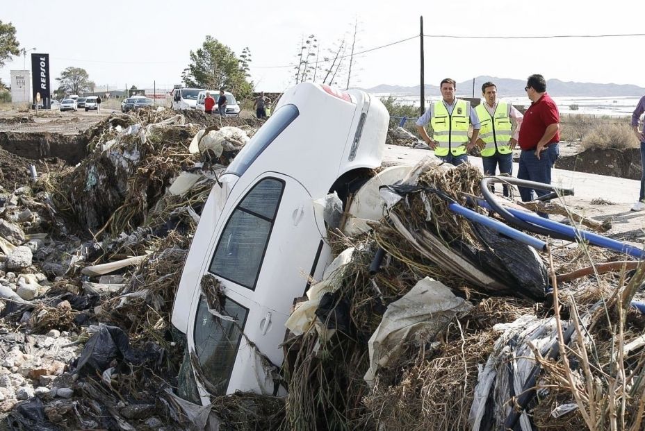 García visita una de las carreteras afectadas en el municipio de Níjar