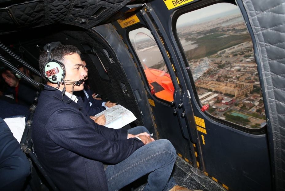 EuropaPress 2370190 Pedro Sánchez visita Orihuela desde un helicóptero