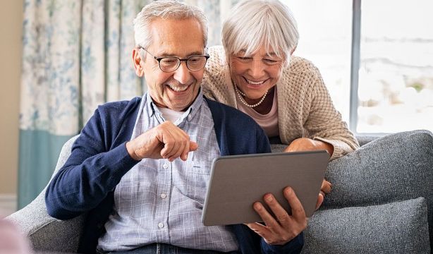 El edadismo digital, la soledad no deseada y la vivienda, nuevas preocupaciones de la sociedad