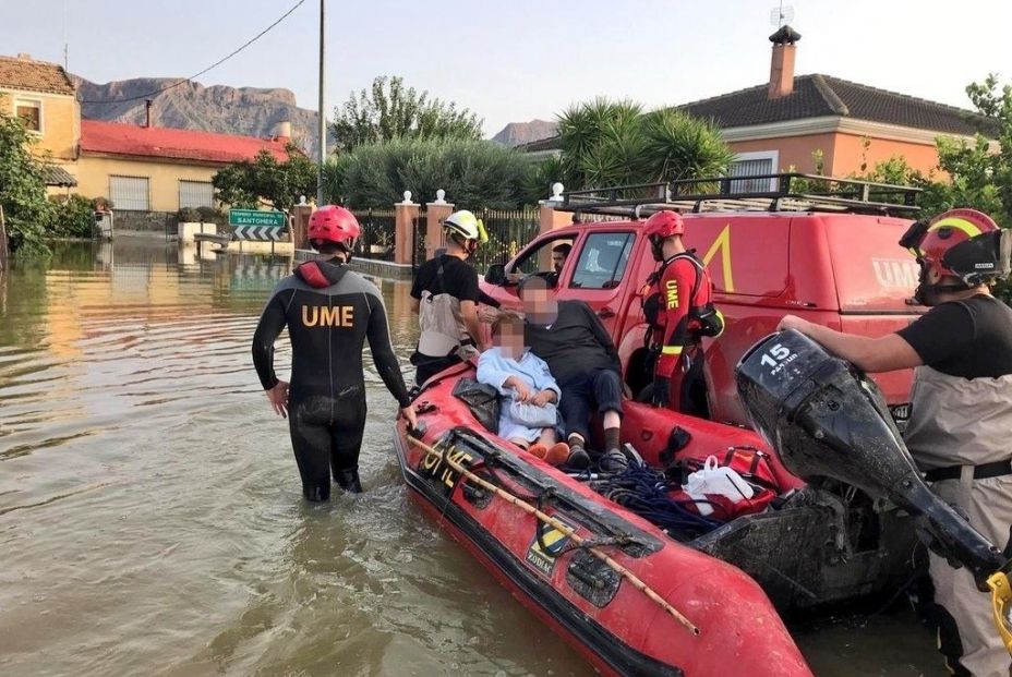Efectivos de la UME rescatan a personas aisladas por la DANA en Alicante Efectivos de la UME rescatan a personas aisladas por la DANA en Alicante