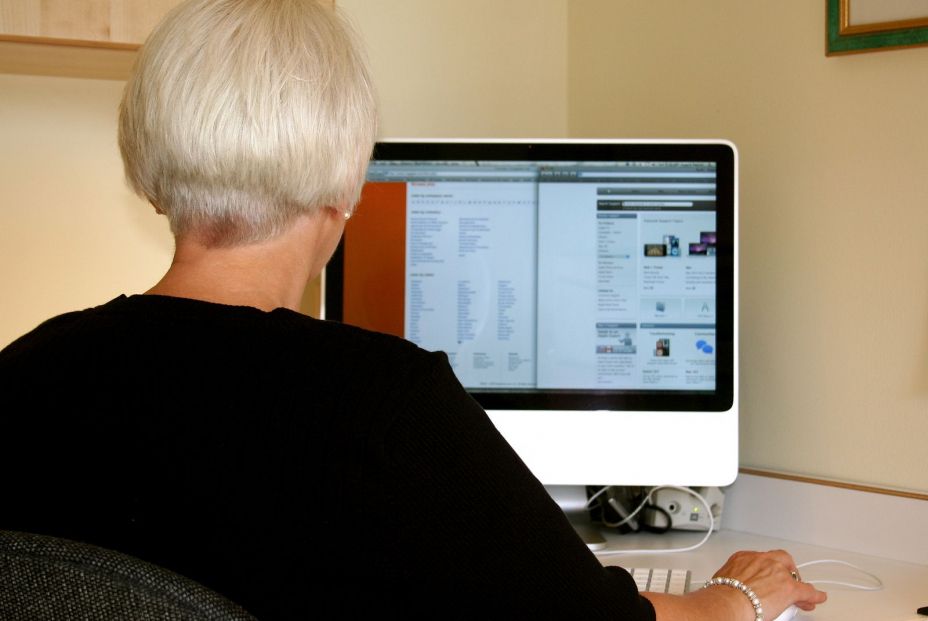 ¿Qué es la brecha digital gris? "Existe un círculo vicioso que perpetúa la exclusión de los mayores"