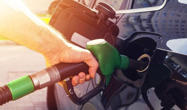 ¿Por qué algunos coches tienen el depósito de la gasolina en la izquierda y otros en la derecha? (Bigstock)