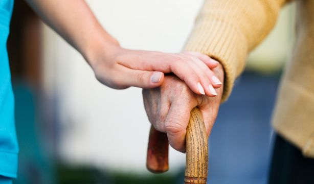 La carga económica de la demencia recae principalmente sobre las familias cuidadoras