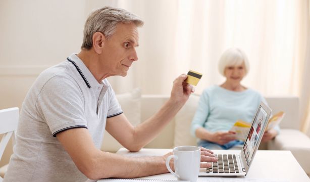 Un hombre realizando una compra online. Fuente: Bigstock