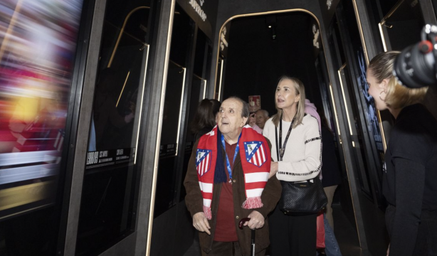 El museo LEGENDS recibe a un grupo de personas mayores en el marco de los Talleres de Reminiscencia