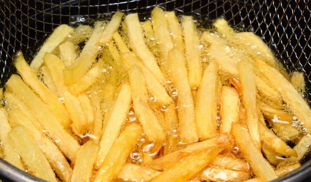 Dabiz Muñoz revela el truco para cocinar "las mejores patatas fritas que te vas a comer en tu vida" (Bigstock)