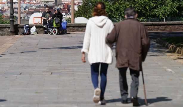 La precariedad laboral en el sector de los cuidados sigue siendo la norma: "Es insostenible"