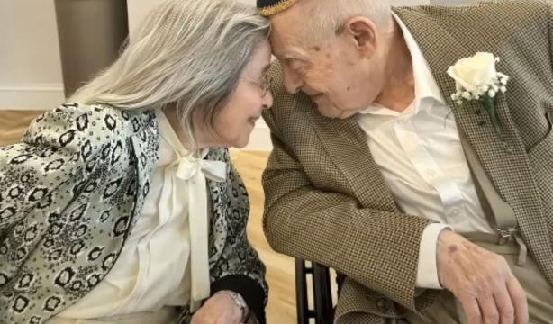 Una pareja se convierte en los recién casados ​​más longevos del mundo: suman 202 años (YouTube)