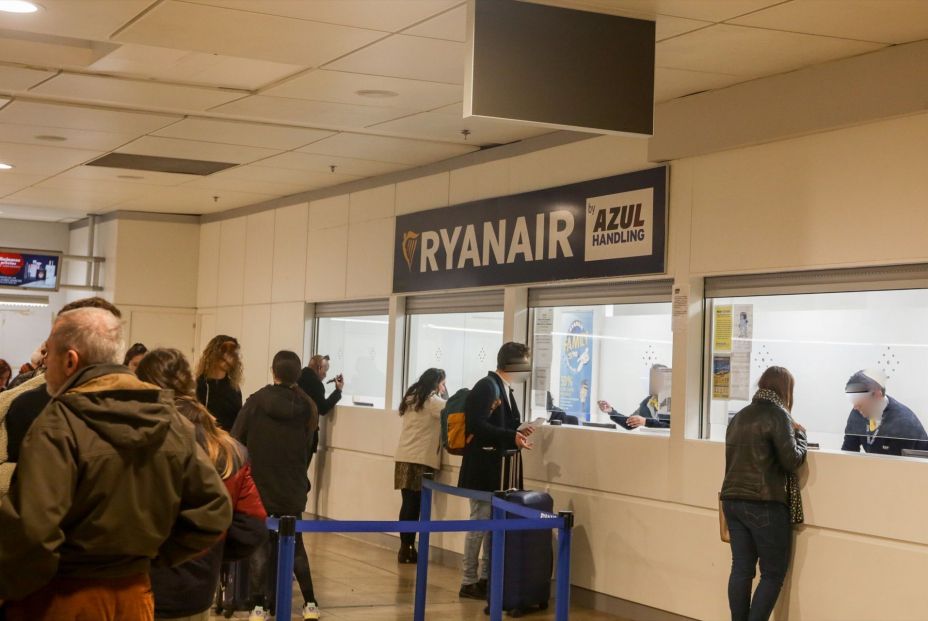 Varios pasajeros esperan para ser atendidos en el mostrador de la compañía Ryanair durante la operación salida de Navidad en el aeropuerto Adolfo Suárez Madrid-Barajas (2019). Fuente: Ricardo Rubio / Europa Press