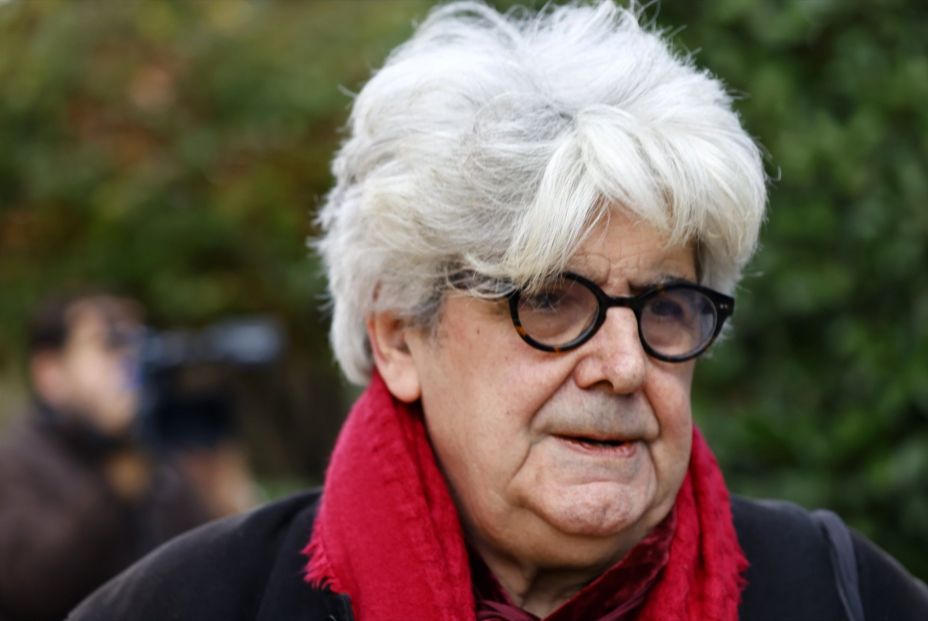 EuropaPress 6410948 chema prado viudo marisa paredes atiende medios llegada tanatorio san EuropaPress 6410948 chema prado viudo marisa paredes atiende medios llegada tanatorio san