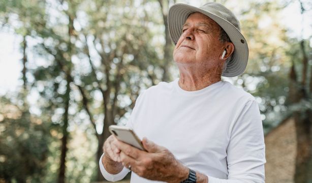 ¿Te ofrecen unos AirPods a precio de ganga? Cuidado con la estafa que pasa en plena calle