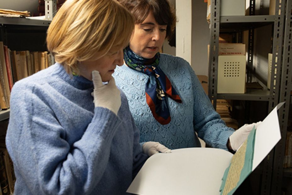 Ana Chaguaceda, directora de Casa-Museo Unamuno, y la investigadora Marta García analizan el telegrama. Fuente: USAL Ana Chaguaceda, directora de Casa-Museo Unamuno, y la investigadora Marta García analizan el telegrama. Fuente: USAL
