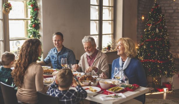 Los españoles afrontan las comidas navideñas más caras: este es el precio que se gastará por familia