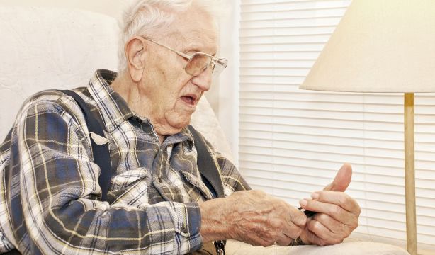 Qué son los dumbphones, los 'teléfonos tontos' que ganan adeptos, sobre todo entre los mayores