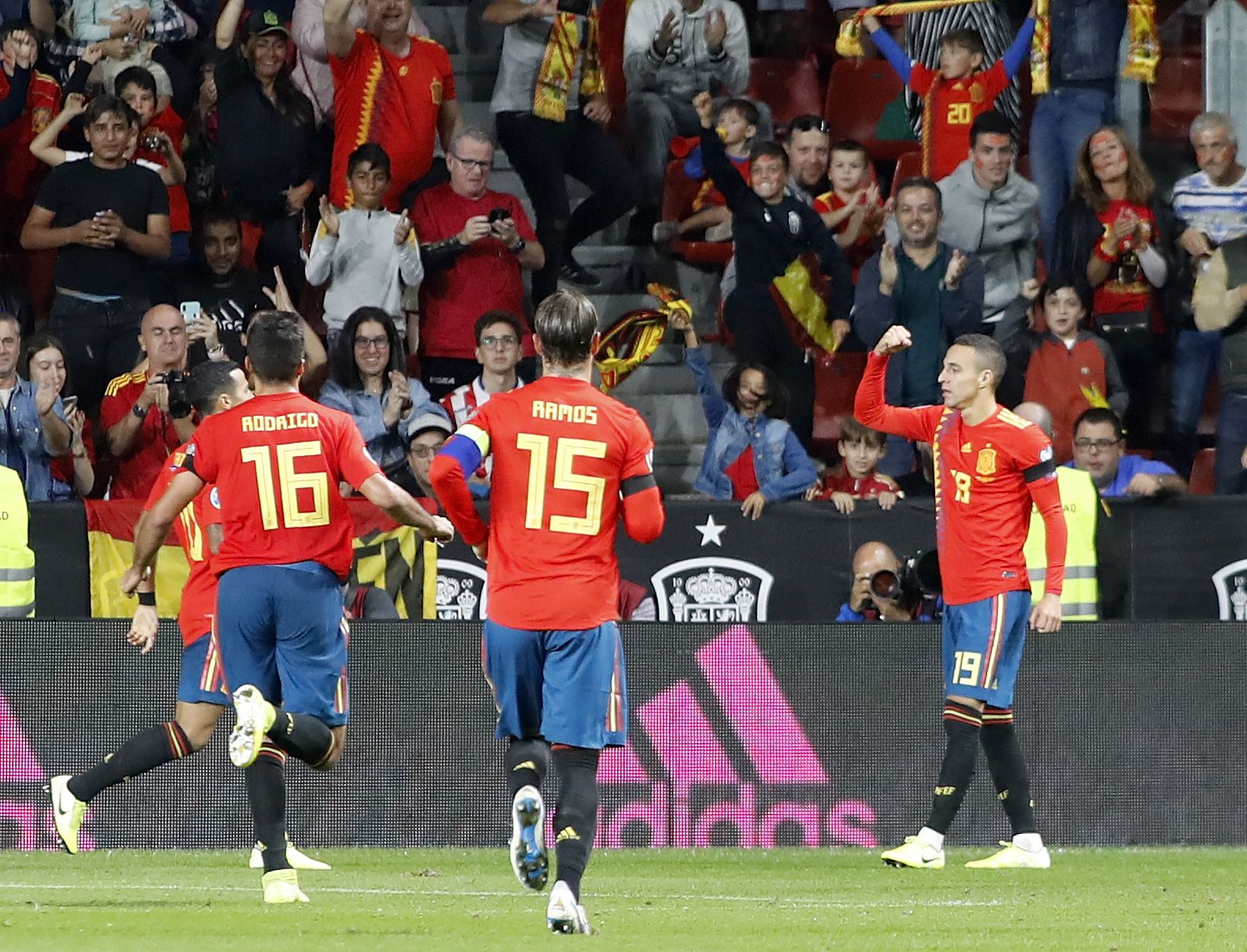 EuropaPress 2361551 La Selección Española de Fútbol juega contra las Islas Feroe en el estadio de El Molinón (Gijón) 