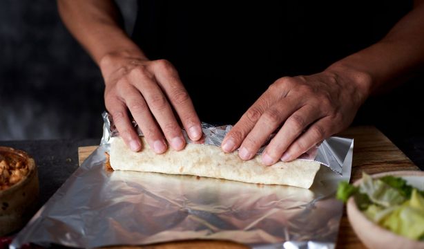 El motivo por el que no deberías usar papel de aluminio para guardar la comida (Bigstock)