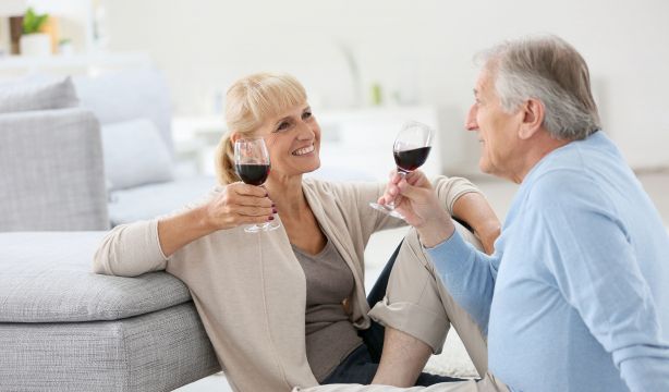 El debate continúa: ¿es bueno para el corazón beber una pequeña cantidad de vino al día?