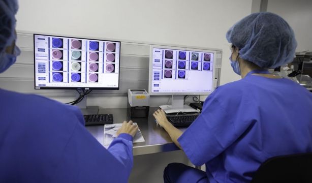 Congelar óvulos de joven, un recurso para las mujeres que desean planificar la maternidad