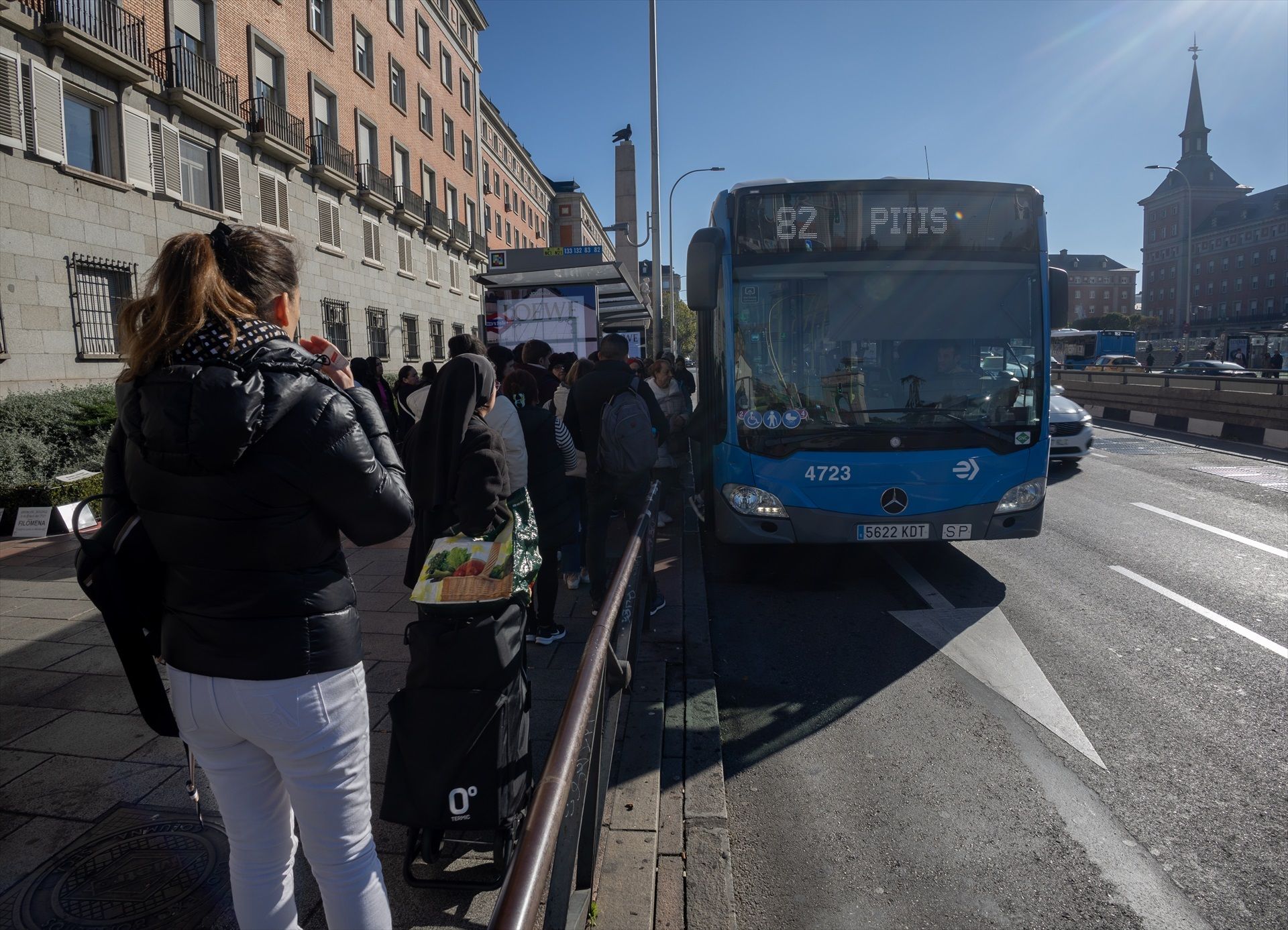 EuropaPress 6372935 varias personas esperan autobus 28 noviembre 2024 madrid espana dias jueves (1) EuropaPress 6372935 varias personas esperan autobus 28 noviembre 2024 madrid espana dias jueves (1)