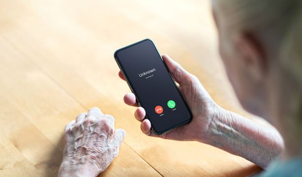 Un abogado alerta del prefijo de móvil que te puede llamar y robarte todos tus datos