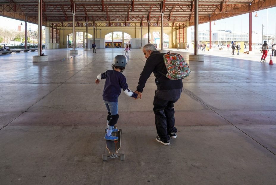 Niños jugando con sus regalos de Reyes el 6 de enero de 2024. Fuente: Eduardo Manzana / Europa Press