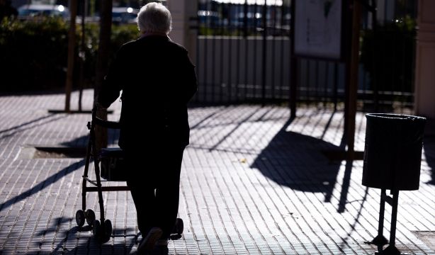 La pensión de viudedad seguirá lejos del salario mínimo pese a la subida de 2025
