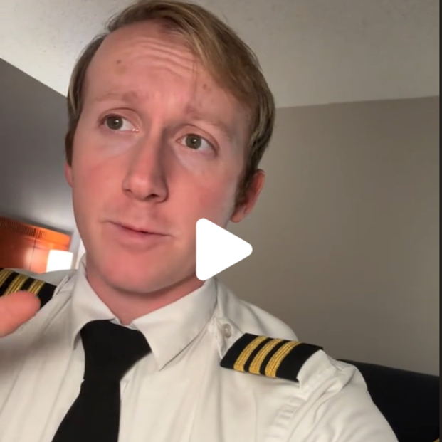 Un piloto explica por qué es necesario tener activado el modo avión durante todo el vuelo (Tiktok: @perchpoint) Un piloto explica por qué es necesario tener activado el modo avión durante todo el vuelo (Tiktok: @perchpoint)