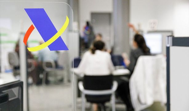 EuropaPress 6395806 varias personas son atendidas agencia tributaria presentar declaracion (1)