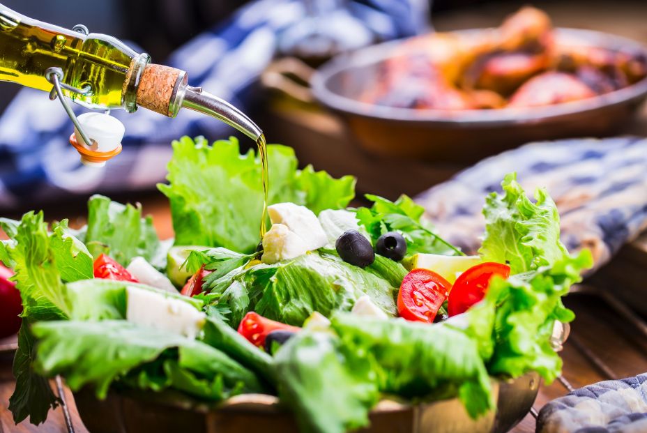 Ensalada aliñada con aceite de oliva. Fuente: Bigstock