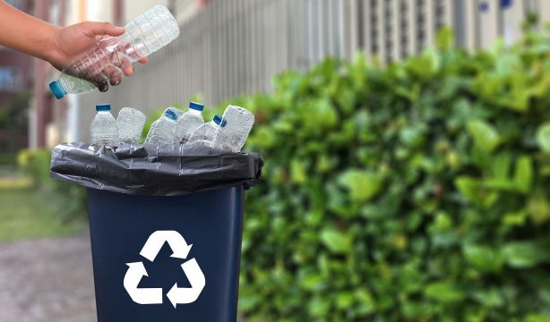 Todos los envases para uso doméstico deberán informar del contenedor en el que hay que depositarlo (Bigstock)