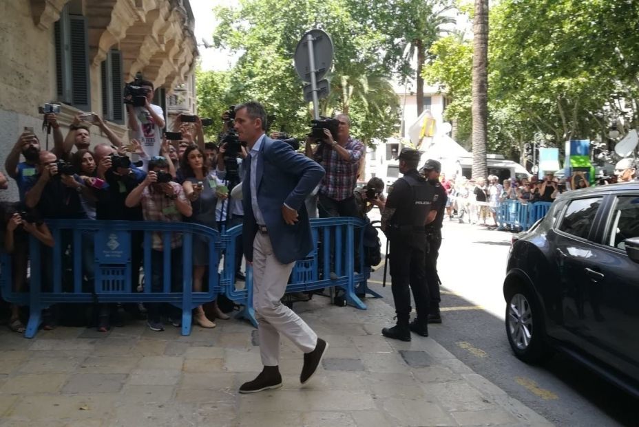 EuropaPress 1995322 Iñaki Urdangarin recoge la orden de entrada a prisión en la Audiencia Provincial