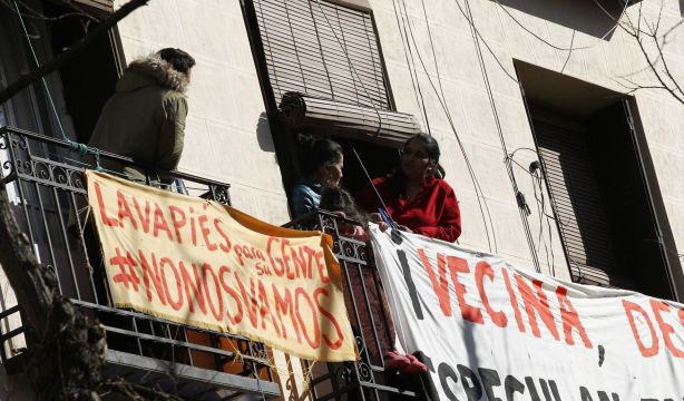EuropaPress 1948906 balcones barrio lavapies carteles contra deshaucios barrio mismo dia