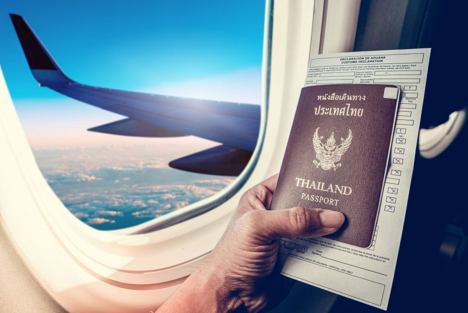 Pasaporte siempre a mano cuando viajas solo (bigstock)